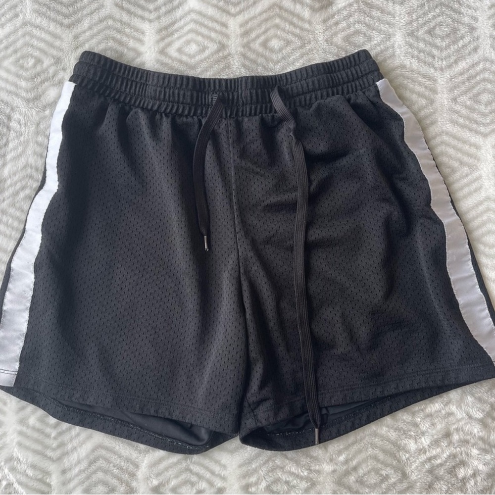 FOREVER 21 BLACK ATHLETIC BASKETBALL SHORTS - SMALL
